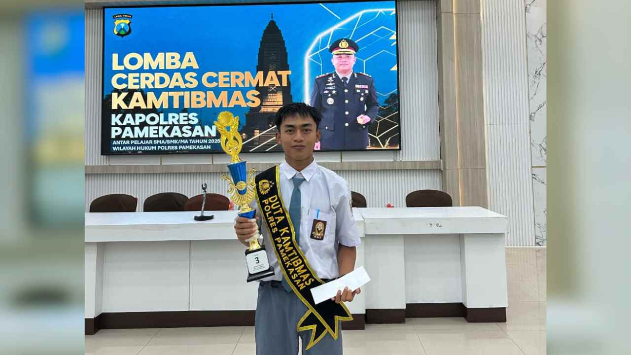 Arman Ardiansyah, siswa SMK Al-Fudhola’ Pamekasan, saat menerima penghargaan Juara 3 Lomba Cerdas Cermat Kamtibmas Kapolres Pamekasan di Aula Tatag Trawang Tungga, Senin (20/10/2025).
